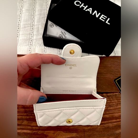 Chanel white sheepskin cardholder with gold hardware - Picture 6 of 8